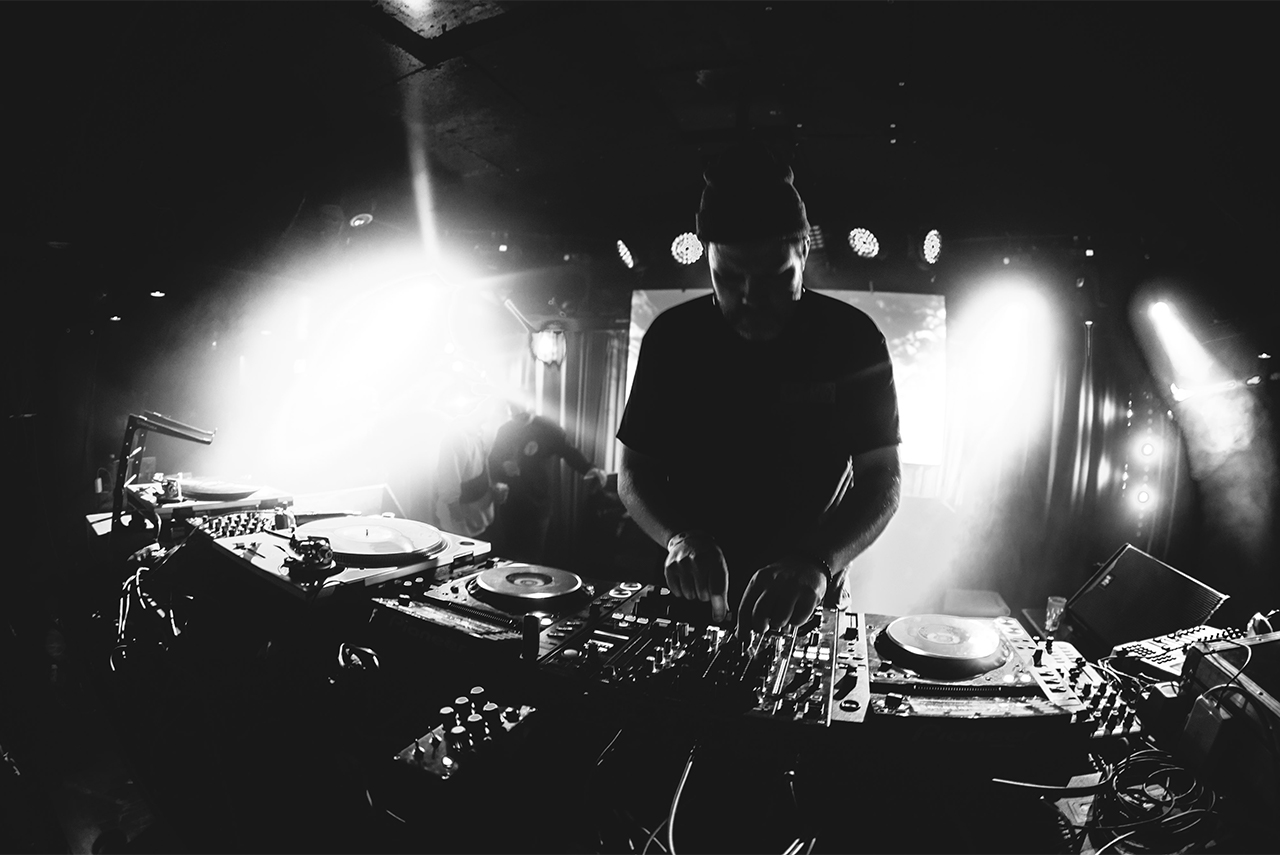Michael Red playing live at a recent Lighta! event in Vancouver.